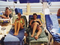 Die Damen auf den Sonnenliegen beim Pool